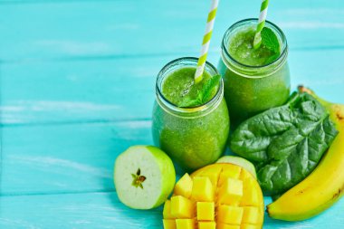 Mango smoothie muz ve ıspanak ile