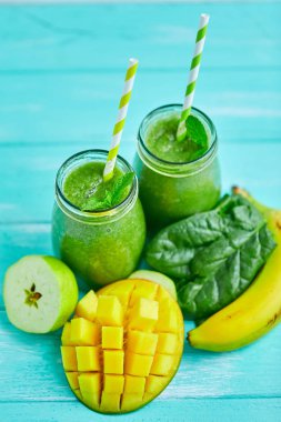 Mango smoothie muz ve ıspanak ile