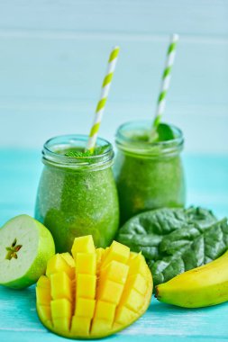 Mango smoothie muz ve ıspanak ile