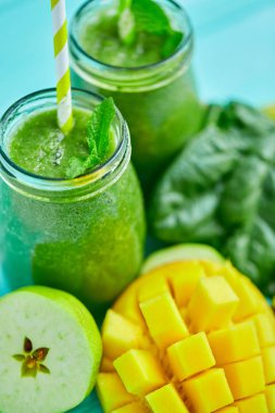 Mango smoothie muz ve ıspanak ile