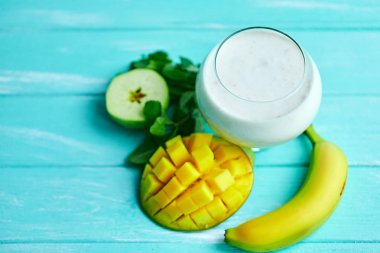 Mango ve Hindistan cevizi ile gece yulaf