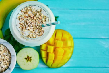 Mango ve Hindistan cevizi ile gece yulaf