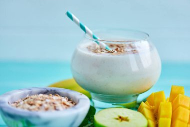 Mango ve Hindistan cevizi ile gece yulaf