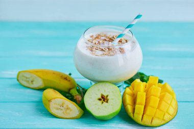 Mango ve Hindistan cevizi ile gece yulaf