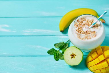 Mango ve Hindistan cevizi ile gece yulaf