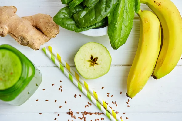 Batido de mango con plátano y espinacas —  Fotos de Stock