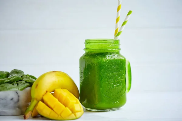 Mango mit Banane und Spinat-Smoothie — Stockfoto