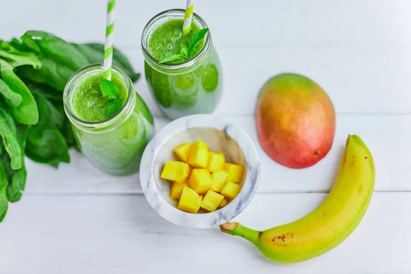 Mangó, banán és a spenót Smoothie — Stock Fotó