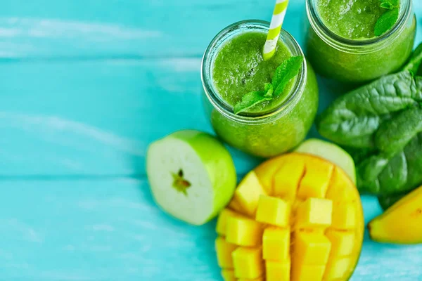 Batido de mango con plátano y espinacas —  Fotos de Stock