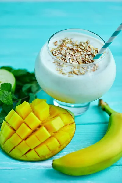 Mango ve Hindistan cevizi ile gece yulaf