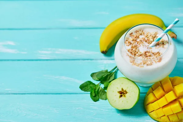 Mango ve Hindistan cevizi ile gece yulaf