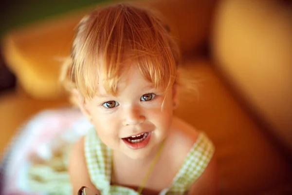 Portrait of a beautiful little girl looking at camera. Close-up — Stock Photo, Image