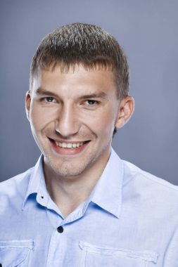 Gülümseyen genç yakışıklı adam.