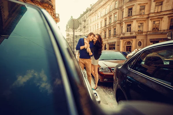 Átölelve város utcáján, a boldog fiatal pár. — Stock Fotó