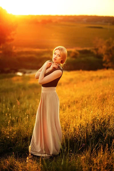루를 입고 금발 머리와 아름 다운 젊은 여자의 패션 사진 — 스톡 사진