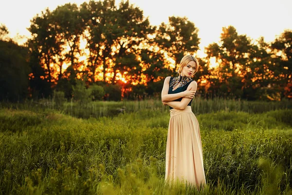 Módní fotografie krásná mladá dívka s plavými vlasy, nosí lu — Stock fotografie