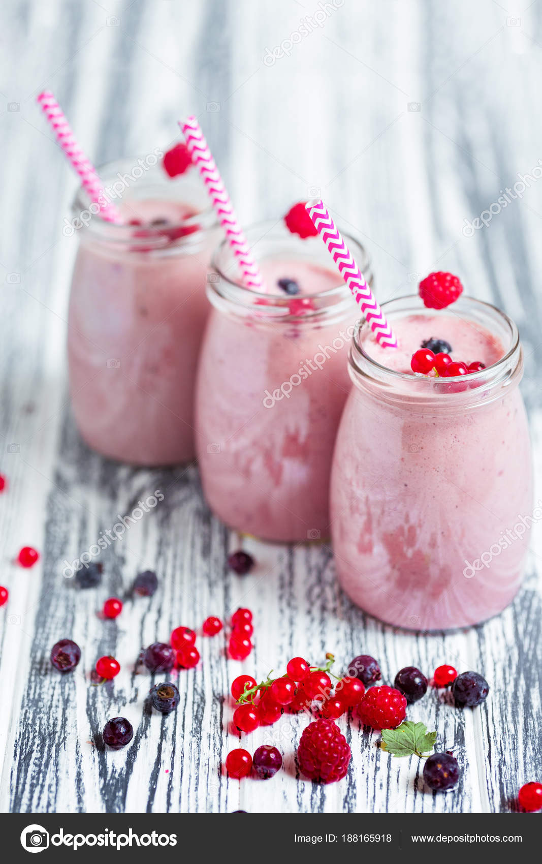 Reihe Milchshake-Gläser mit Beeren beiseite - Stockfotografie ...