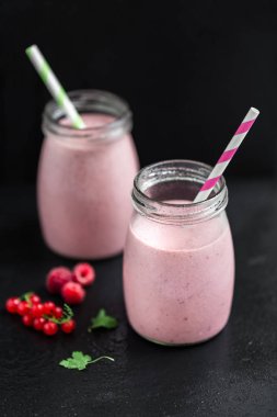 Kuş üzümü ile Berry pembe smoothies ve kızılcık, seçici odak