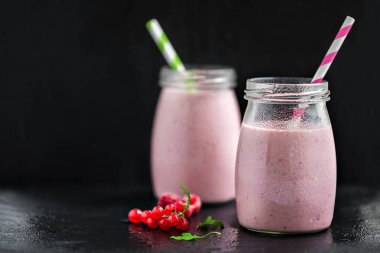 Kuş üzümü ile Berry pembe smoothies ve kızılcık, seçici odak