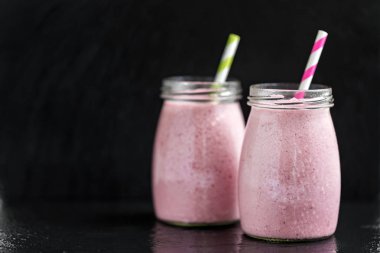 Berry ile iki bardak Frenküzümü ile smoothies ve kızılcık, seçici odak pembe.