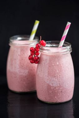 Kuş üzümü ile Berry pembe smoothies ve kızılcık, seçici odak