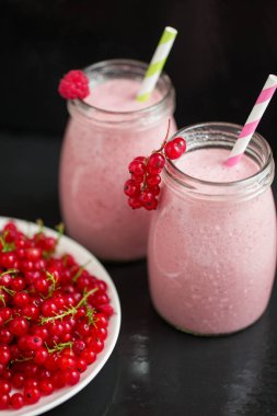Kuş üzümü ile Berry pembe smoothies ve kızılcık, seçici odak