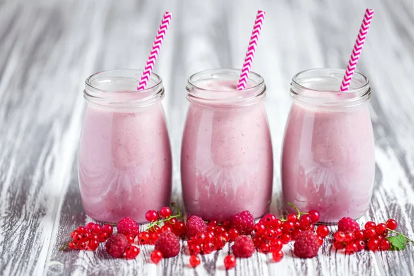 Eski püskü ahşap masa üzerinde üç milkshakes