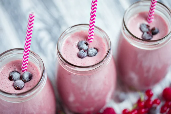 ガラスの瓶で果実とミルクセーキ — ストック写真