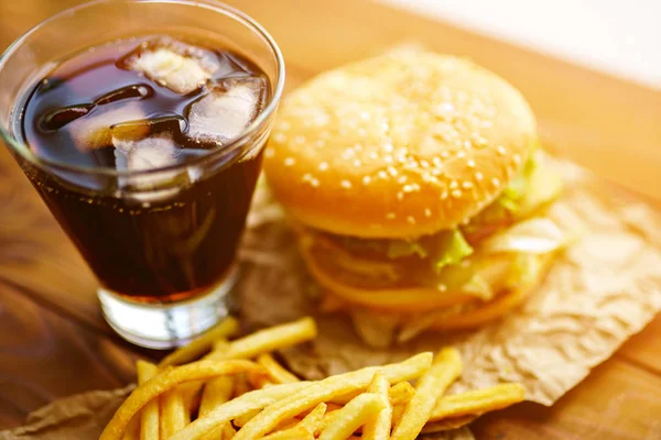 A kézműves papír, sült krumplival, és a szódás pop-fa háttér Burger — Stock Fotó