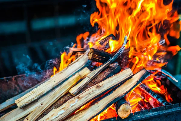 Madeira queimando na grelha — Fotografia de Stock