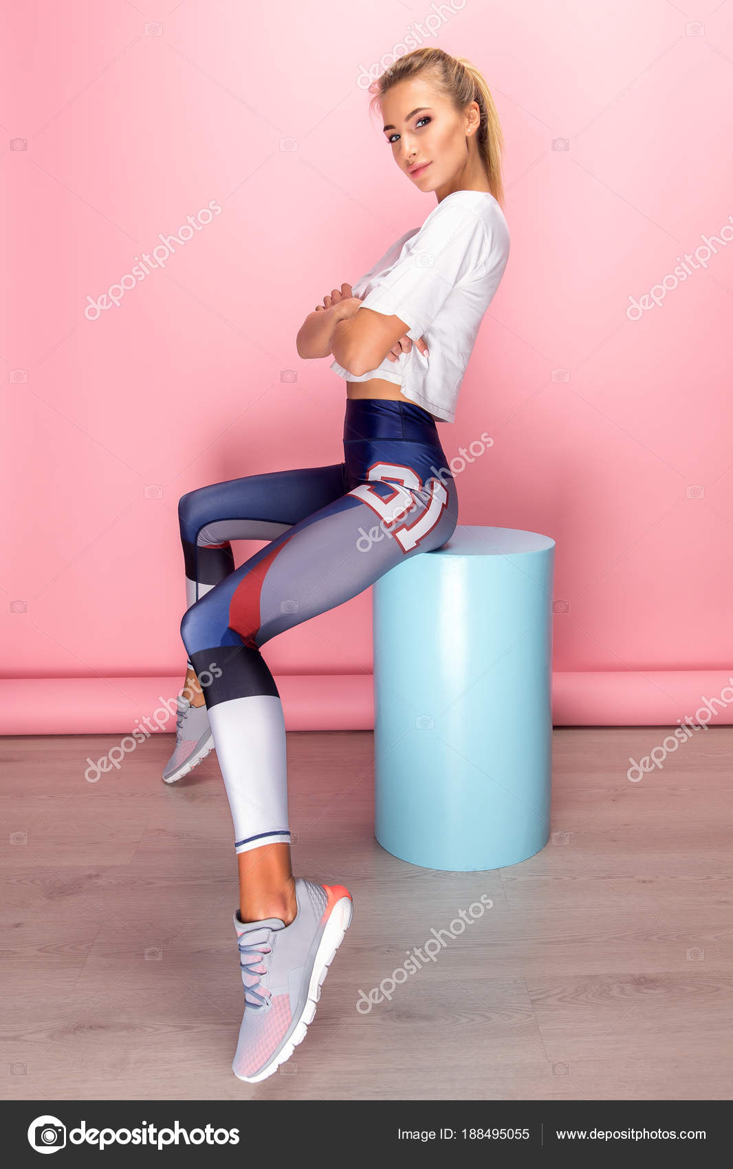 Mulher bonita vestindo leggings esportivos treinamento esportivo colorido