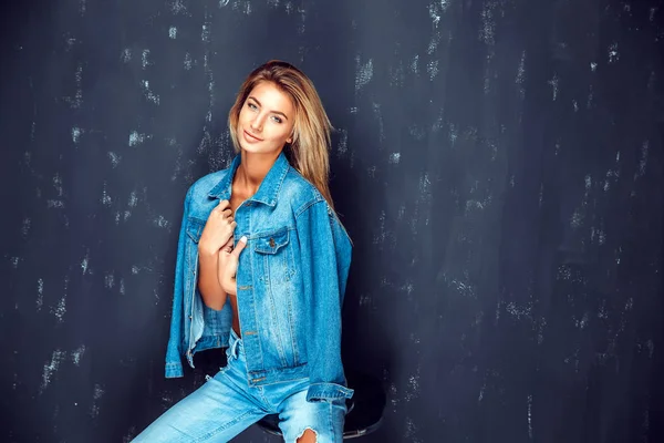 Retrato de una hermosa mujer rubia sentada en una silla. Captura de estudio —  Fotos de Stock