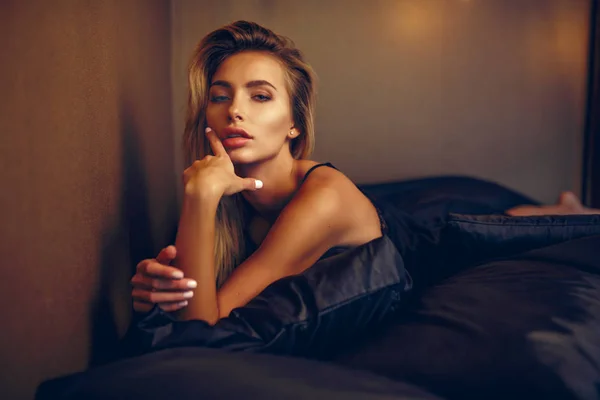 Güzel kadın yatakta üstten görünüm üzerinde yalan — Stok fotoğraf