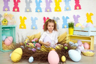 Küçük kız bir Paskalya dekorasyon büyük yumurta holding.