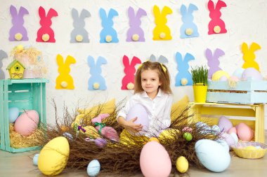 Küçük kız bir Paskalya dekorasyon büyük yumurta holding.