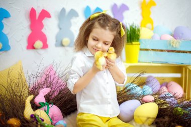 Küçük ördek yavrusu sevimli küçük kız