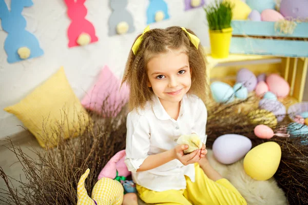 Charming little girl with small ducklings — Stock Photo, Image