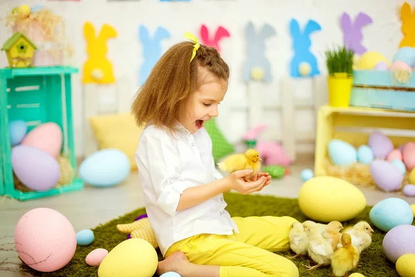 Маленька дитина грає з каченятами — стокове фото