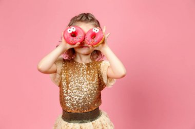 Çörek ile elbiseli küçük kız