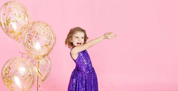 Menina feliz em vestido rosa comemorando — Fotografia de Stock