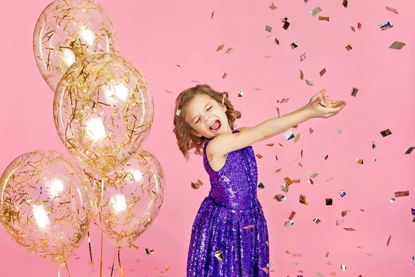 Glückliches Mädchen im rosa Kleid feiert — Stockfoto