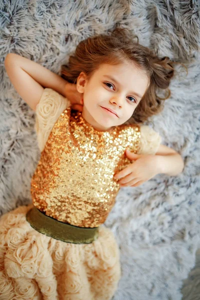 Κορίτσι σε χρυσό φόρεμα στη γούνα — Φωτογραφία Αρχείου