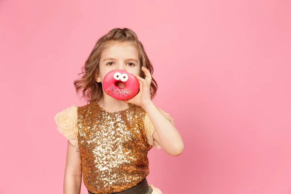 Маленька дівчинка в сукні з пончиками — стокове фото