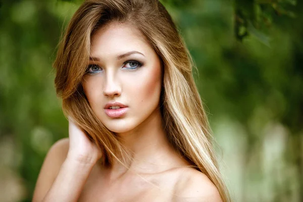 Eine hübsche junge blonde Frau im Sommerkleid in der Natur — Stockfoto