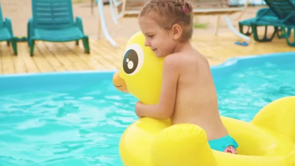 Menina pulando para a piscina — Vídeo de Stock