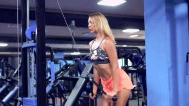 Spor salonunda kadın egzersiz triceps ağırlık kaldırma egzersizleri uygun