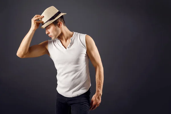 Άνθρωπος μοντέλο μόδας, κομψό νεαρό άνδρα φορώντας καπέλο — Φωτογραφία Αρχείου