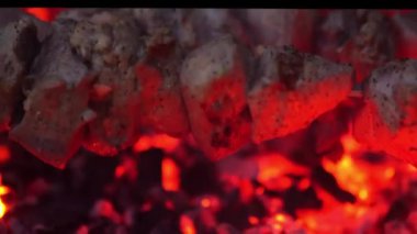 Metal şişte pişen ızgara kebap. Barbeküde pişmiş et. Geleneksel doğu yemeği, şiş kebap. Kömür ve alevler üzerine ızgara, piknik, sokak yemekleri