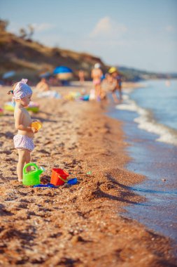 Kumda oynayan küçük kız