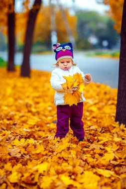 Genç kız yeşillik içinde ayakta